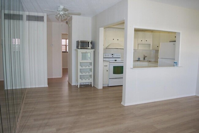 Building Photo - 5200 NE 24th Terrace