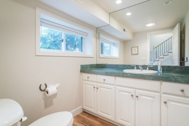 Building Photo - Escape to the Country, Spacious Contemporary in Wilsonville with Shop