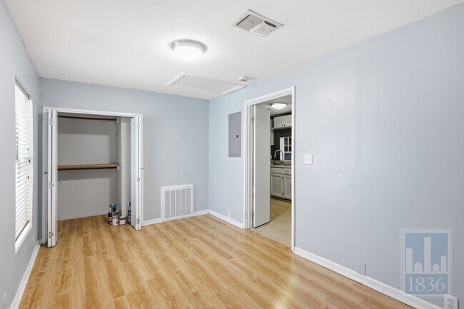 Building Photo - 1201 W 40th St