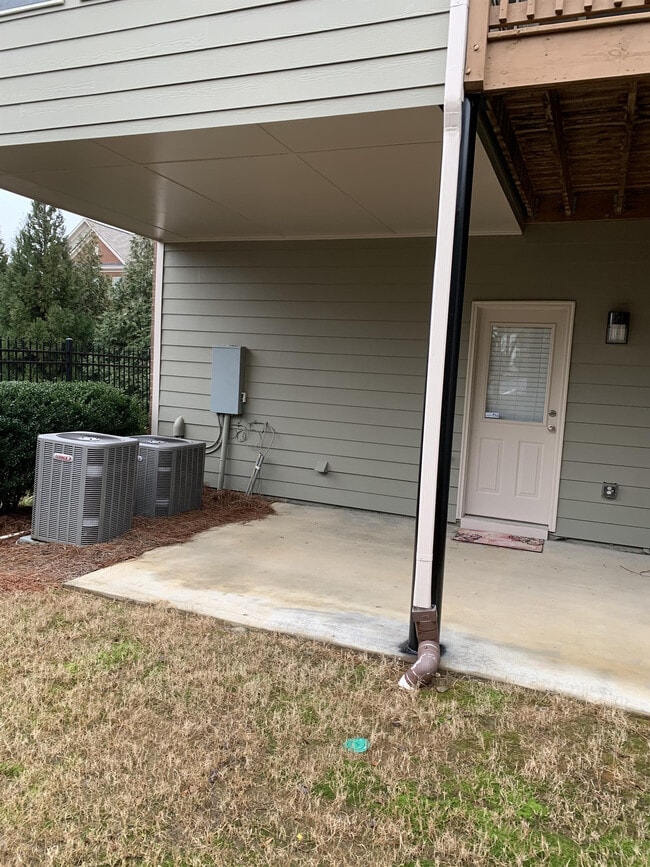 Building Photo - 2562 Sibley Dr
