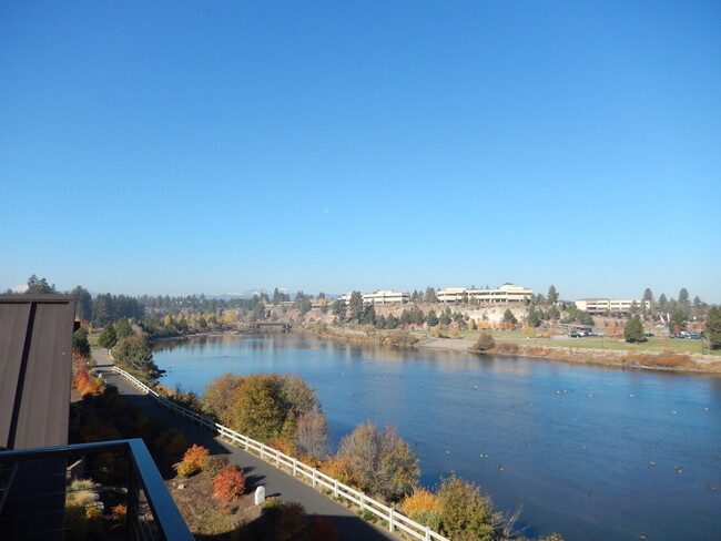 Building Photo - Deschutes Landing Riverfront - 3bdrm 3.5ba...