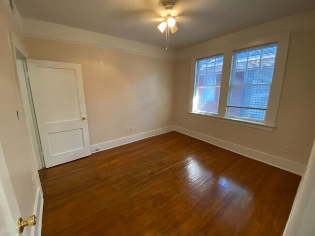 Building Photo - 542 E 49th St