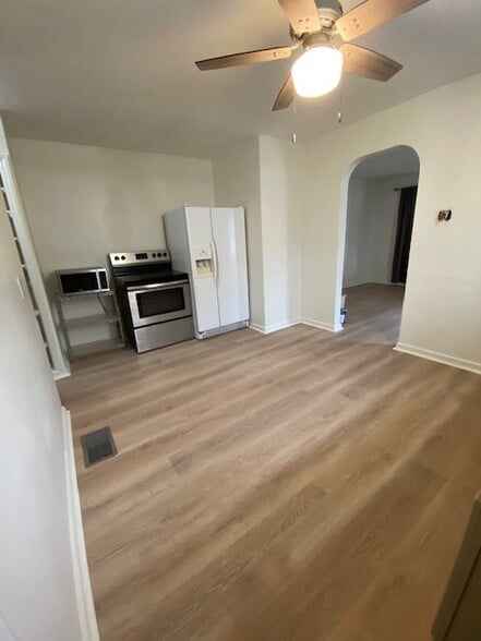 Kitchen appliances - 2611 E Troy Ave