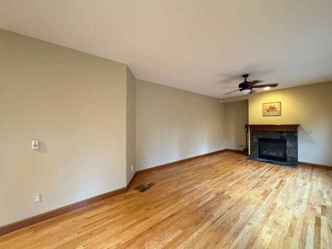 Building Photo - Spacious 4-Bedroom Home for Rent in Woodinville