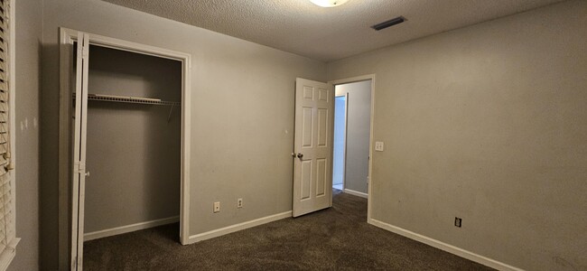 Building Photo - 211 Plantation Rd