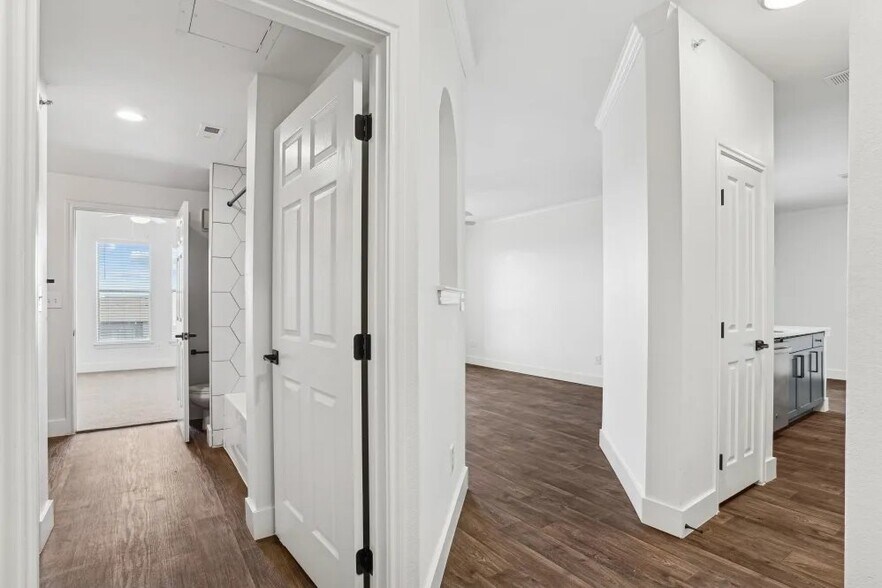 Building Photo - 7301 Oakmont Blvd