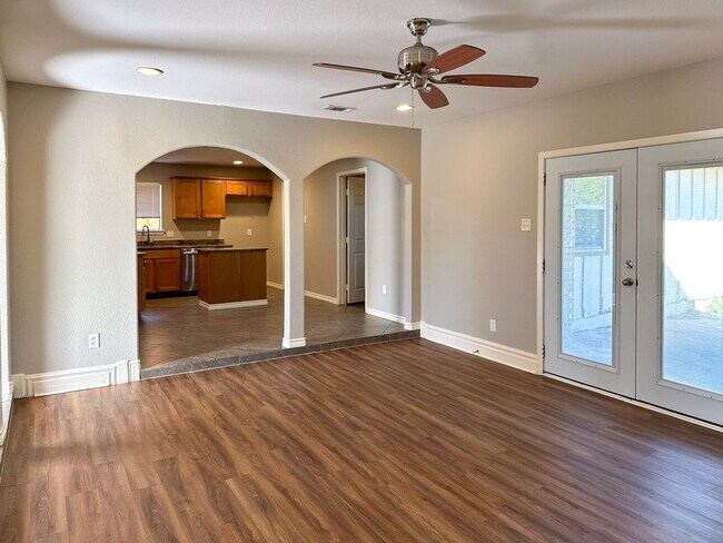 Building Photo - 4 Bedroom / 2 Bath / 2 Car Garage