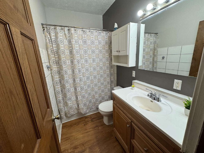 Building Photo - BIG SPACE. MODERN COMFORT. UNBEATABLE VALUE: 3 Bed, 2 Bath Duplex Delight!