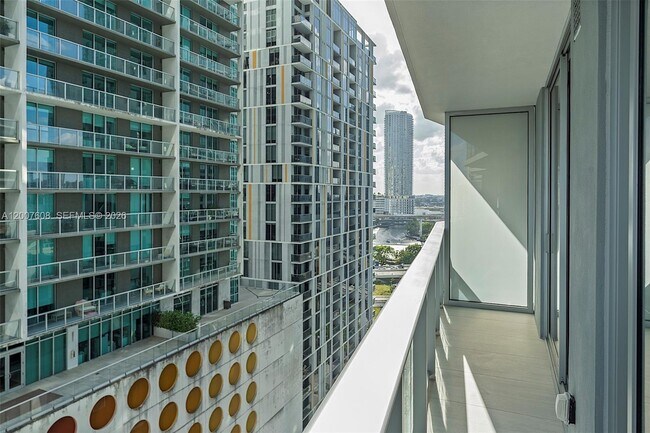 Building Photo - 77 SE 5th St