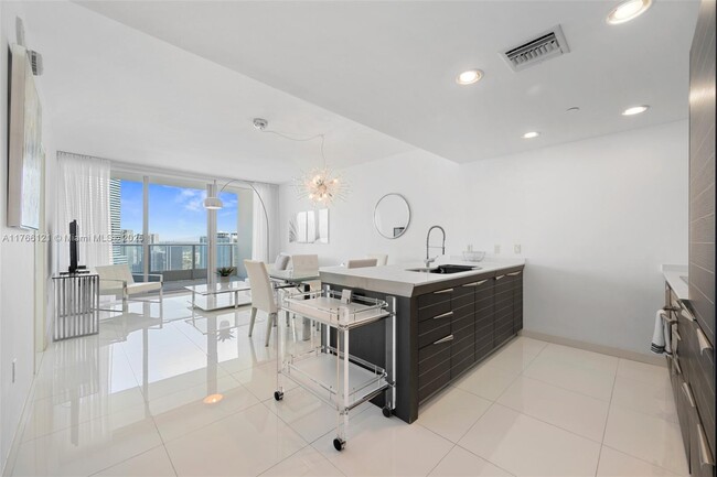 Building Photo - 200 Biscayne Blvd Way