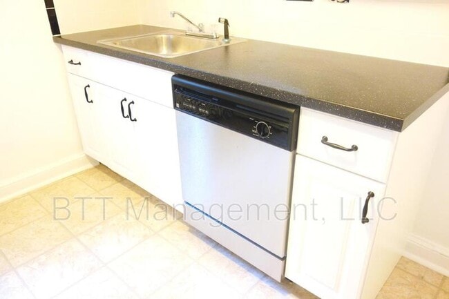 Building Photo - 8409 Greenwood Ave