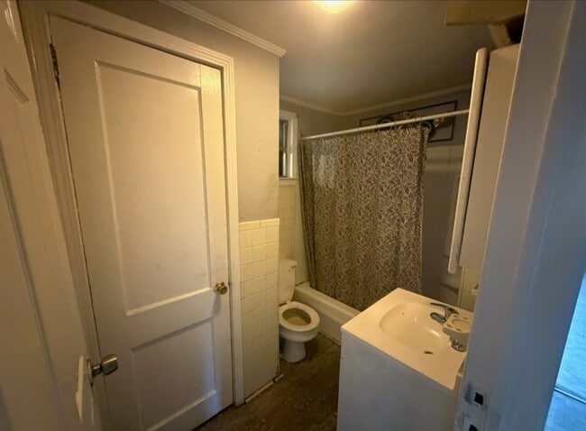 Building Photo - 832 Richmond St