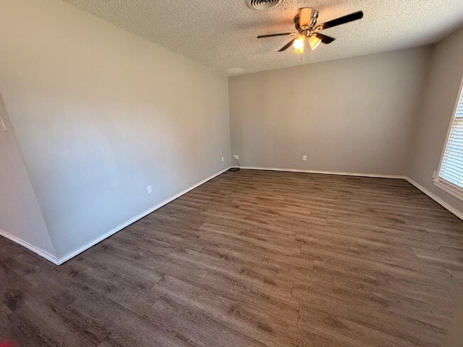 Building Photo - "Charming 3-Bedroom Home with 2 Full Baths in Lubbock – Your Perfect 1,380 Sq. Ft. Retreat!"