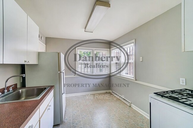 Building Photo - 833 Turner Ave