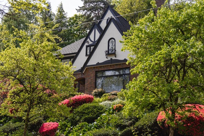 Building Photo - Amazing Nob-Hill Estate with impeccable fi...