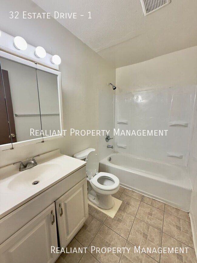 Building Photo - 32 Estate Dr