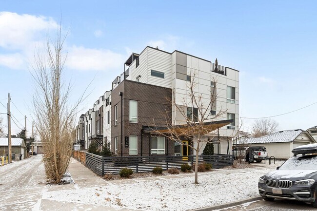 Building Photo - Modern 2-Bedroom Rowhome with Rooftop Moun...