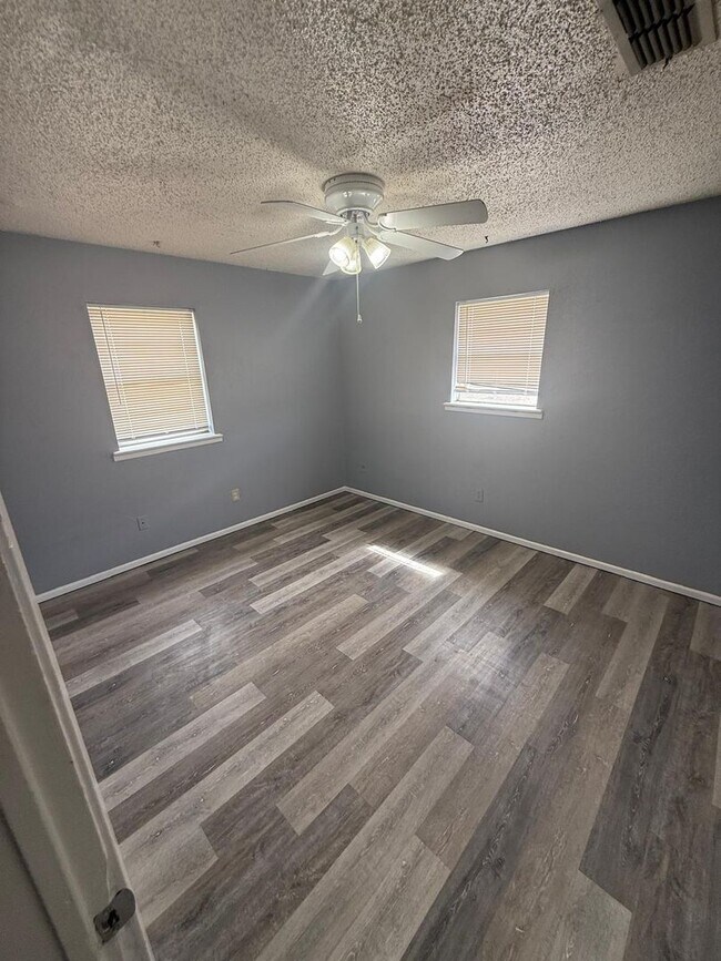 Building Photo - $0 First Month's Rent / $0 Deposit at Move-in