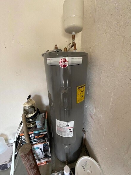 Building Photo - 5269 SE Jennings Ln