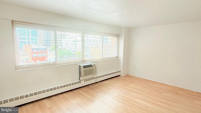 Primary Photo - 2101 Chestnut St