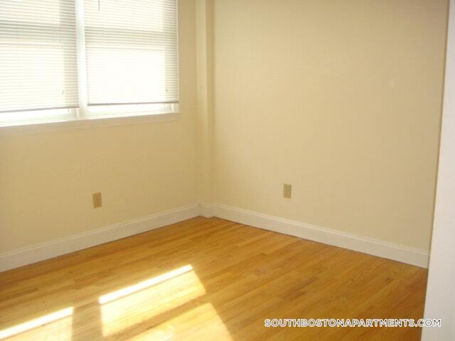 Building Photo - 550 E 3rd St