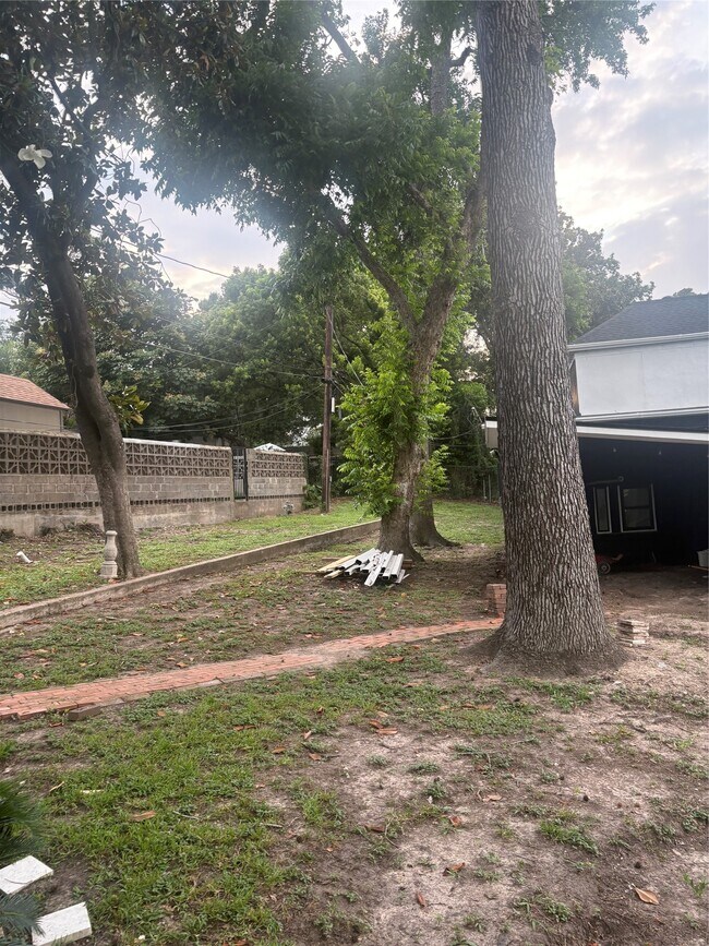 Building Photo - 1820 N MacGregor Way