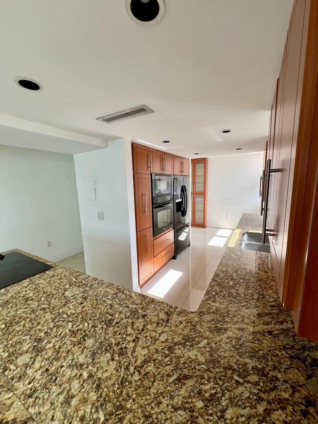 Building Photo - 1175 NE Miami Gardens Dr