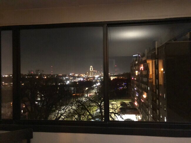 Downtown View - 3100 Grand Ave