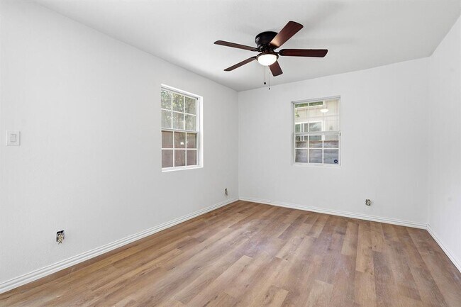 Building Photo - 1127 Denfield St