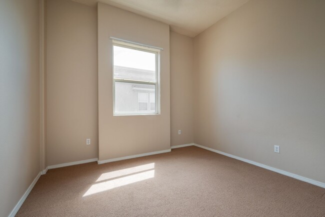 Building Photo - Sweet 2 Bedroom Condo Available Now!