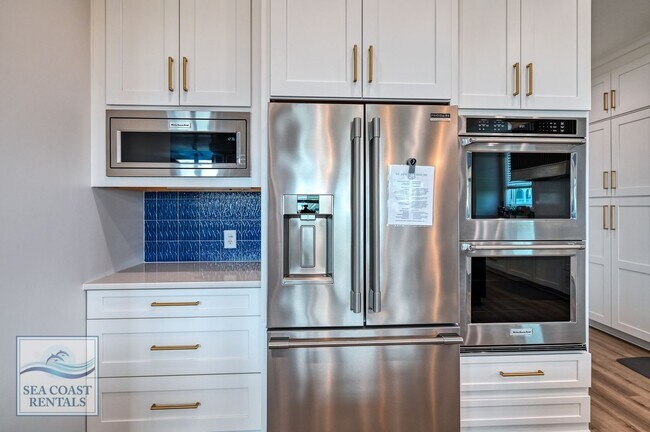 Building Photo - OFF-SEASON MONTHLY RENTAL - IT'S A BIG DILL!!