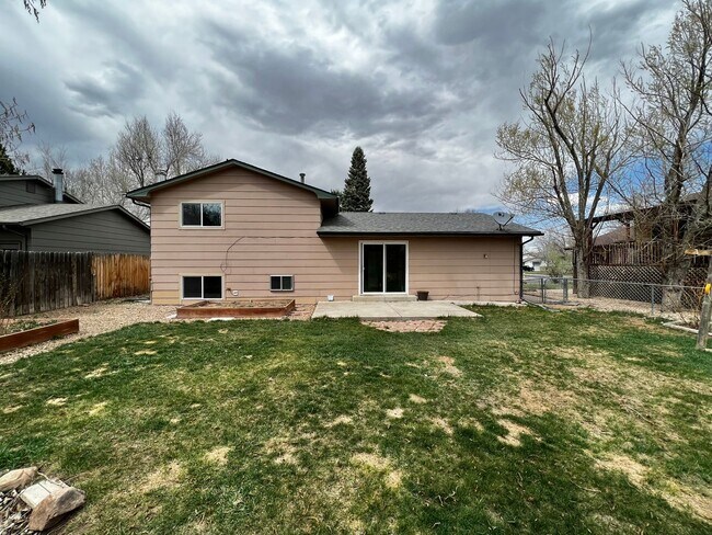 Building Photo - Charming 3-Bed Home with Foothills Views i...