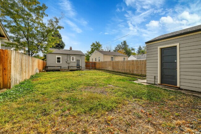 Building Photo - 3 Bedroom 2 Bathroom Home Available August 7th!