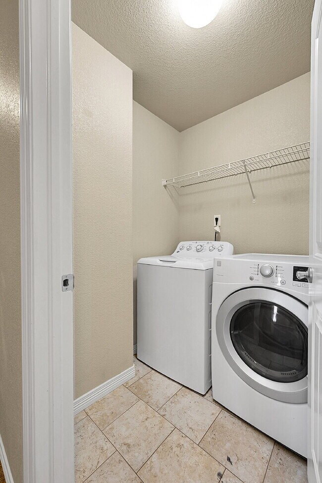 Building Photo - $2,650 - 4 Bed, 2.5 Bath Home with Fenced ...