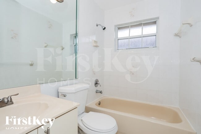 Building Photo - 15565 SW 138th Ave