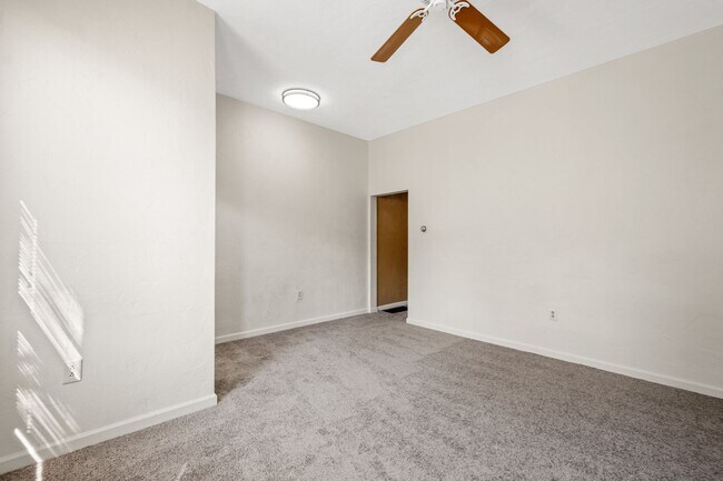 Building Photo - Stunning 3 bedroom home in South Side avai...