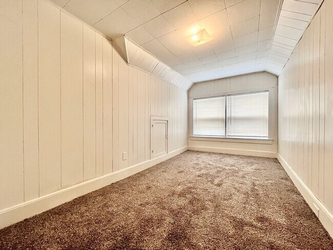 Building Photo - 2130 Bourdon St