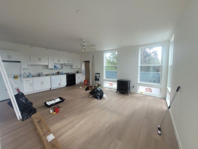 Building Photo - Beautifully updated Apartment in the Heart...