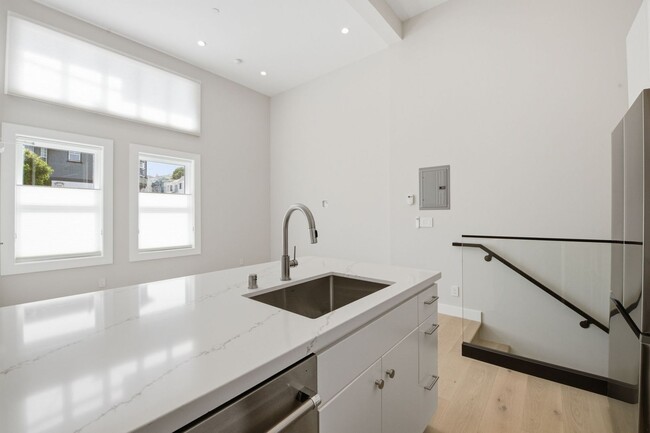 Building Photo - 446 Kirkham St