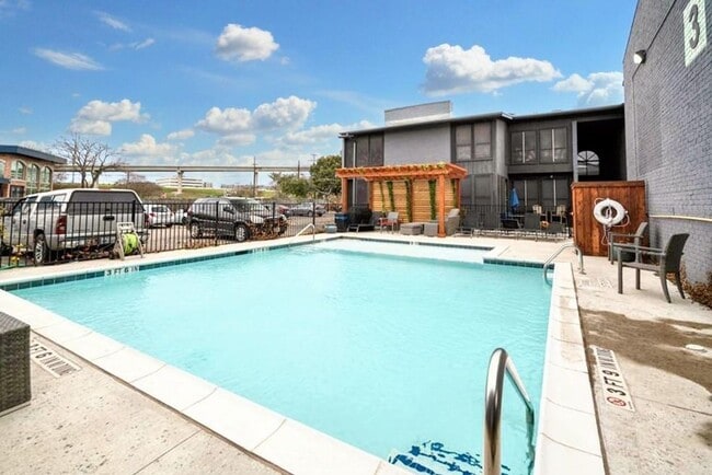 Building Photo - Spacious 2-Bed, 2-Bath First Floor Apartme...
