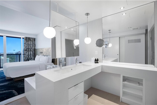 Building Photo - 3101 Bayshore Dr