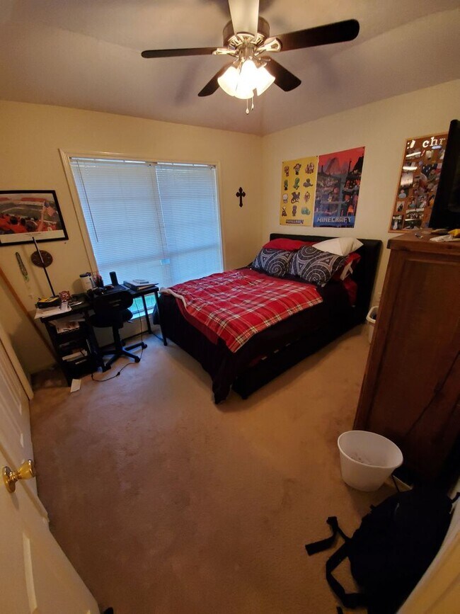 Building Photo - Bryan, 3 bedroom - 2 bath - 2 car garage - fenced in back yard. - Near Blinn College campus.