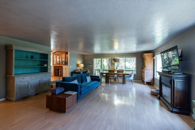 Building Photo - Rare Rental Opportunity: Premium 4-BR Home with Panoramic Views