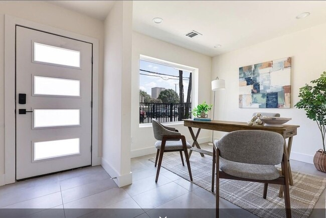 Building Photo - 1902 N Carroll Ave