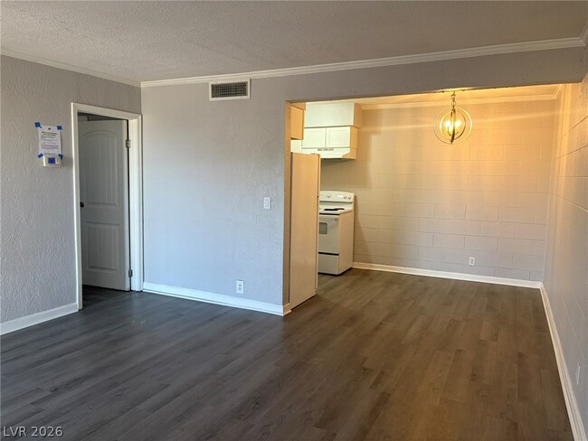 Building Photo - 555 S Royal Crest Cir