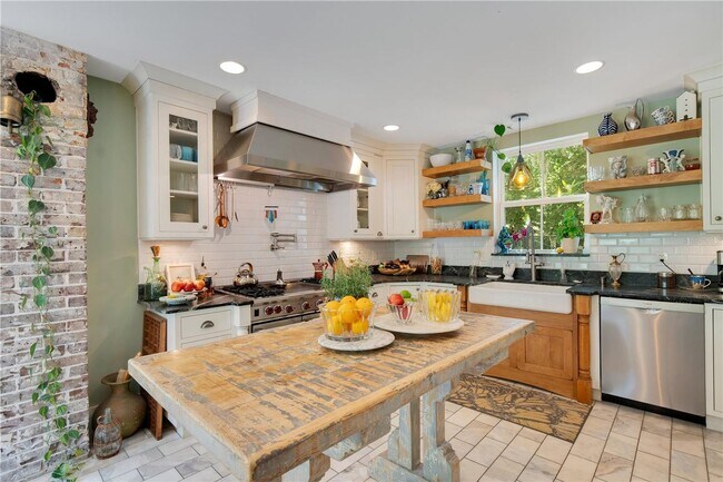 Building Photo - Queen Anne Victorian Estate