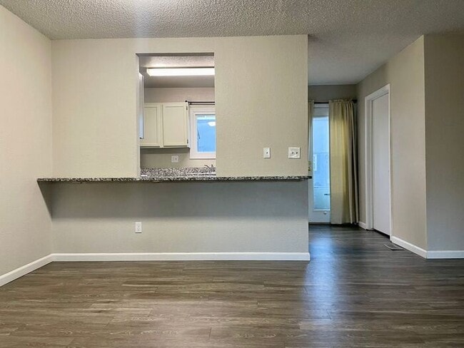 Building Photo - Spacious 3-bedroom, 2.5-bathroom Townhome