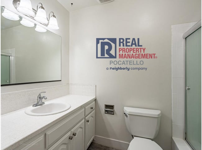 Building Photo - 5 Bedroom Home - University Area - Must See - Pet (dog) Negotiable