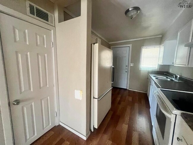 Building Photo - 2006 Bell St