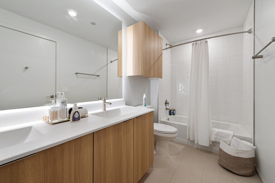 Building Photo - 901 W Blackhawk St